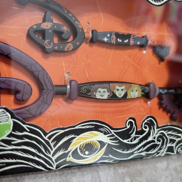 2/$25 Hocus Pocus Keys Collector Set of 2 Disney Store Collection Movie NEW - Picture 3 of 9